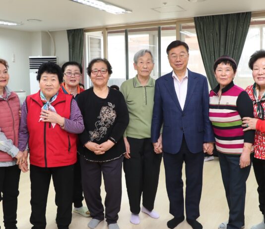 신상진 성남시장, 위례중앙경로당 방문해 어르신들과 소통